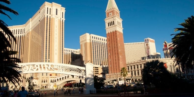 Revenue rebounds, losses narrow for Las Vegas Sands Corp.